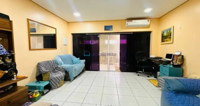 Casa térrea, com 3 dormitórios, quintal e edícula com sala, quarto e cozi próximo ao metro saúde.