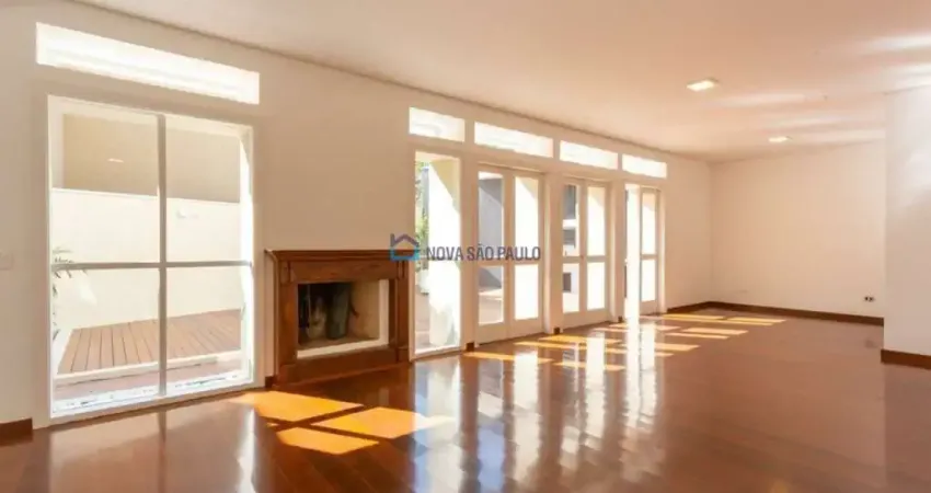 Casa em condomínio com 4 quartos na região do Retiro Morumbi.