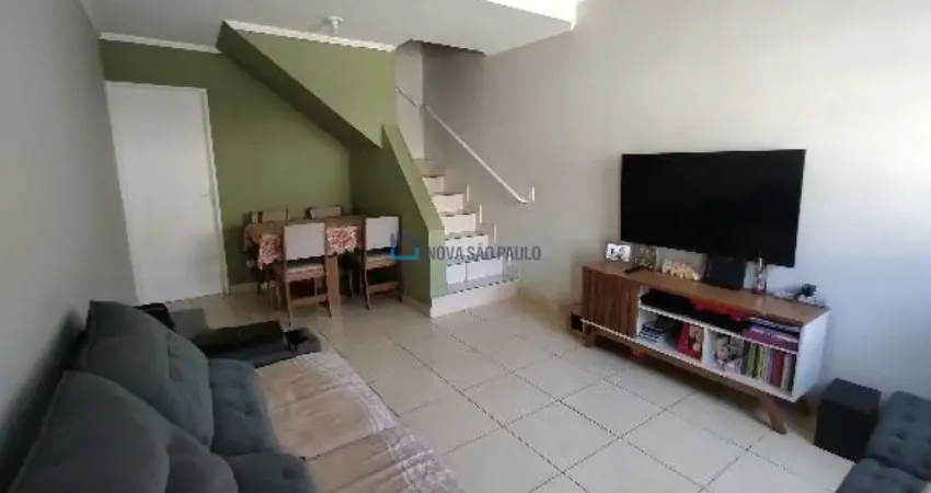 Sobrado à venda em condomínio fechado, com 2 dormitórios e 2 vagas de garagem.