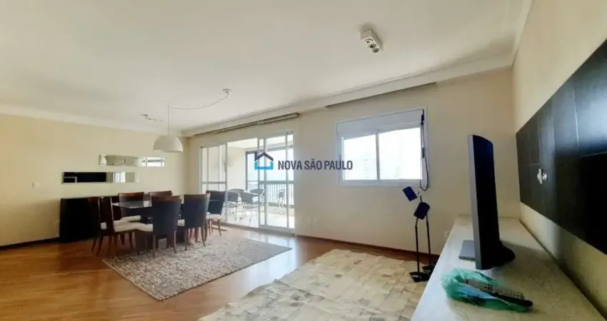 Apartamento vago,  2 vagas demarcadas com depósito ao lado, andar alto de frente, excelente padrão!