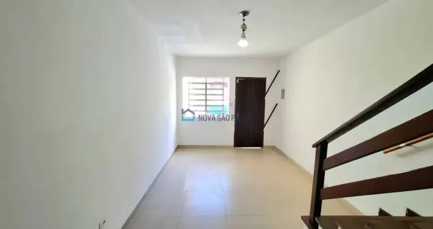 Sobrado à venda no jardim prudência 2 quartos, garagem com portão automático e quintal.