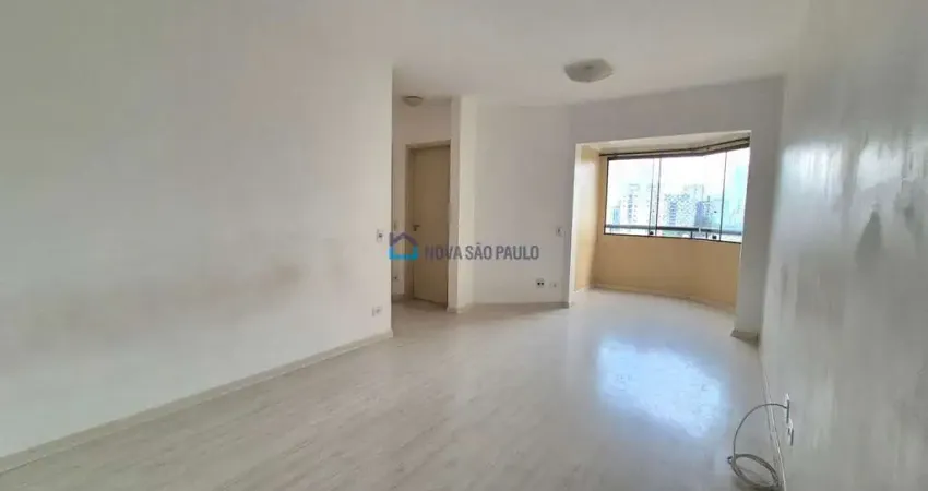 Apto impecável, reformado, planejado, varanda, andar médio, 1 vaga coberta! 650m shopping plaza sul!