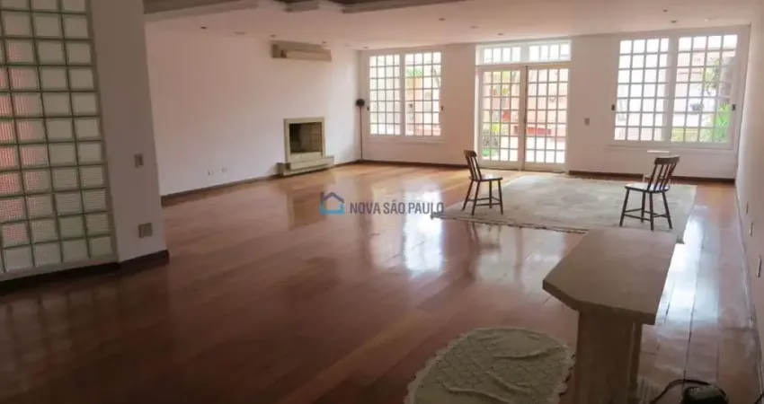 Casa à venda no planalto paulista com  4 quartos e 6 vagas de garagem.