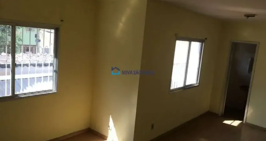 Praça da árvore, vende sobrado com 4 dormitórios sendo 1 suíte.