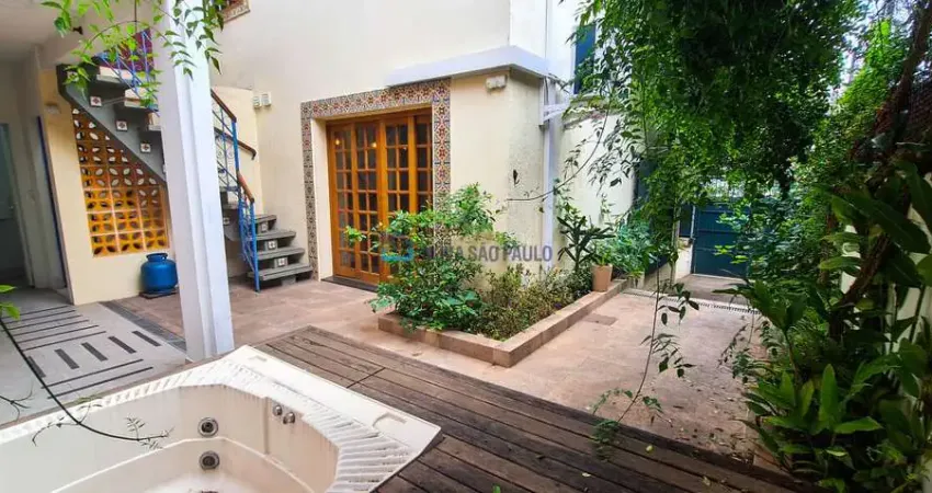 Sobrado amplo com hidro, edícula multifuncional e quintal arborizado