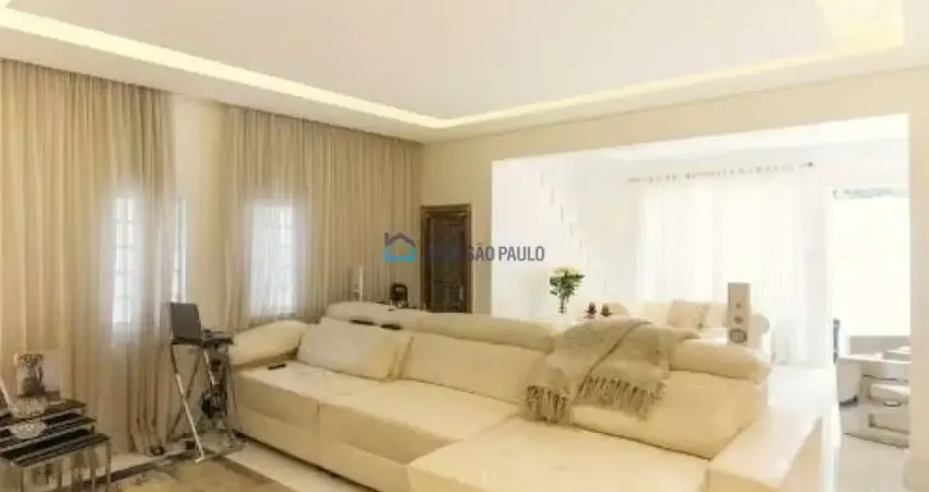 Casa alto padrão à venda com 3 suítes, espaço gourmet e academia privativa