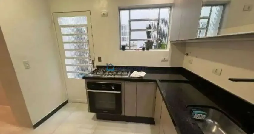 Casa sobrado reformada com 3 quartos sendo uma suíte, 2 vagas cobertas à venda na vila mariana