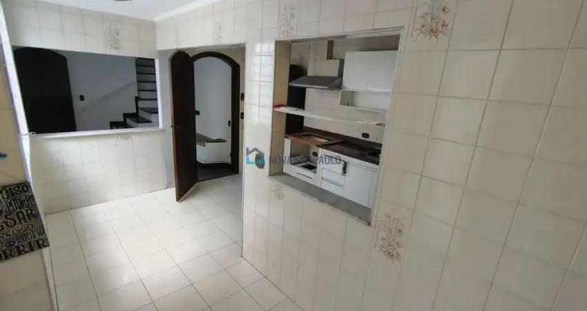 Casa próximo do metrô à venda com 3 dormitórios e 202 metros de terreno.