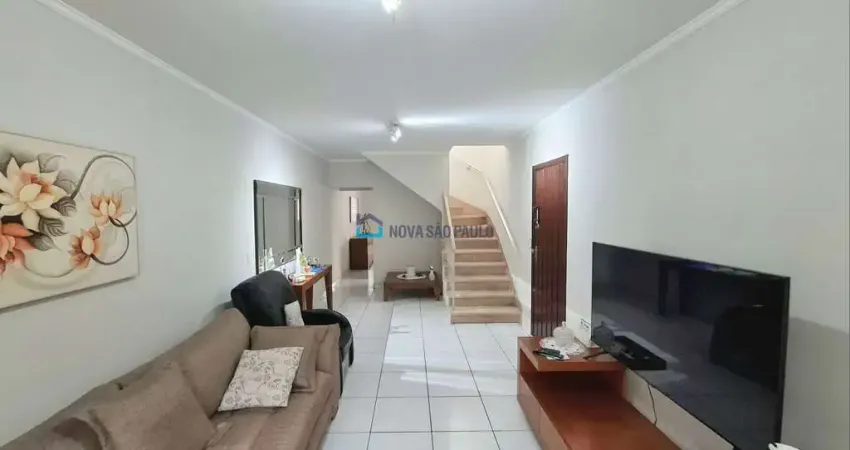 Sobrado à venda no Bosque da Saúde 3 dormitórios, suíte, quintal e garagem para 2 carros grandes!