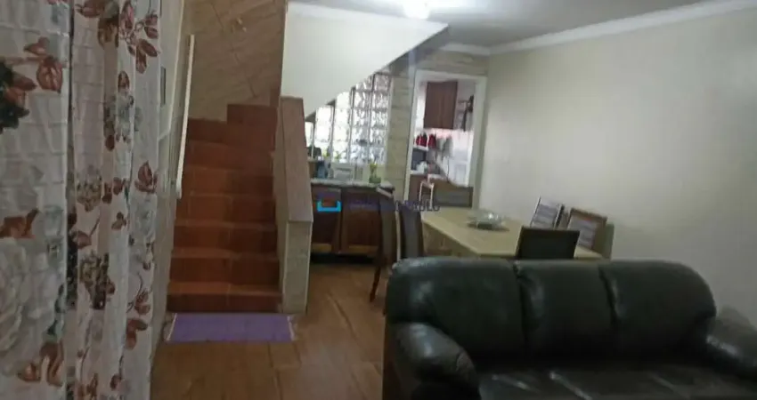 Casa ampla no Jardim Prudência com sala de dois ambientes, quintal, 3 quartos e ótima localização.