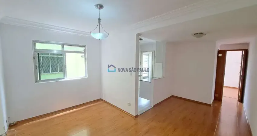 Apartamento reformado com 2 quartos - Condomínio baixo e IPTU isento.