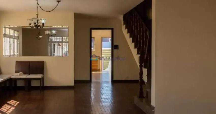 Casa no Planalto Paulista | 3 Quartos | 1 Suíte | 4 Vagas