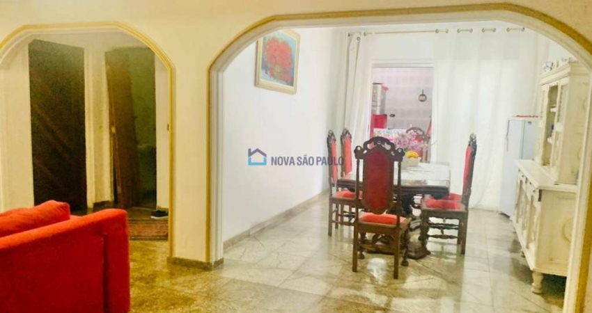 Casa no Planalto Paulista com vaga para 4 carros, proprietário estuda proposta para reforma.. .