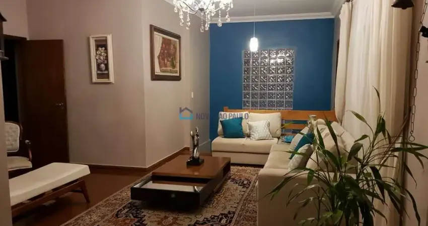 Casa Térrea Bairro Saúde. 4 Dormitórios. 6 vagas de garagem. Quintal.