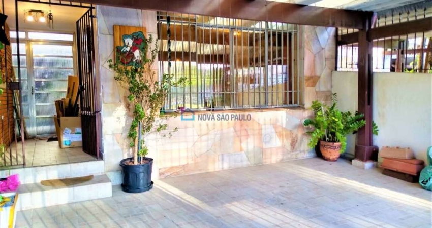 Sobrado com 2 dormitórios e 2 vagas na Vila das Mercês.