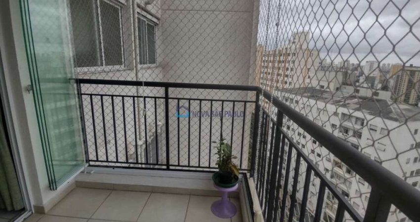 Andar Alto, 200 metros do Metrô Saúde, com 02 dormitórios, 01 suíte, sacada, 01 vaga e 57 m²