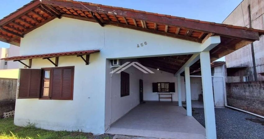 Casa com 2 quartos para locação, localizado no centro comercal em Itapoá SC