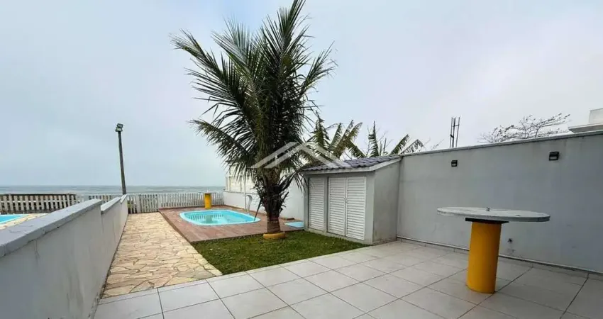 Sobrado beira-mar com piscina e vista permanente no balneário cambiju