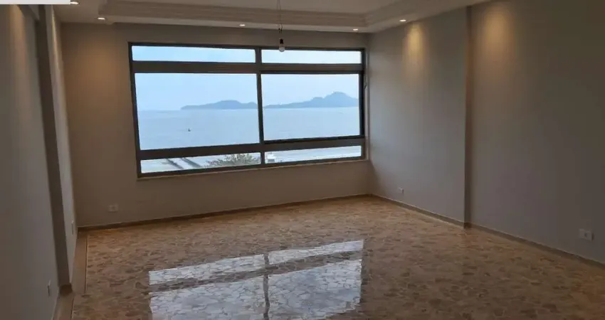 Apartamento à venda em Santos-SP, na Ponta da Praia, com 3 quartos, 1 suíte, 1 sala, 4 banheiros e 1 vaga - 190m² de área.