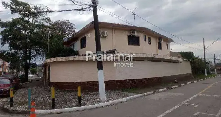 Sobrado / 03 Dorm.sendo 01 suíte / 190 m² / 02 vagas de garagem / Piscina / Catiapoã /São Vicente