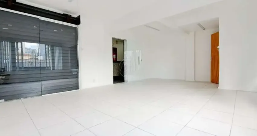 Excelente sala comercial 'tipo loja' com ótima luminosidade e bem ventilada em tradicional galeria do centro histórico. desocupada e pronta para o seu negócio prosperar!!!