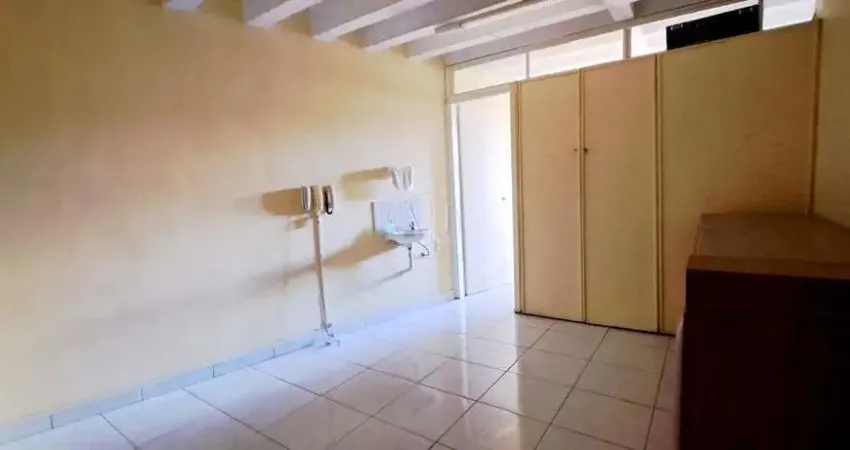 Ampla sala comercial no coração do bairro, silenciosa e desocupada!!!