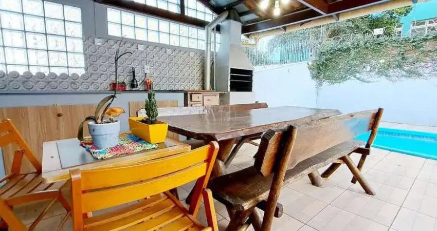 Excelente casa com amplo pátio, piscina e espaço gourmet com churrasqueira e fogão à lenha. ideal para receber amigos e familiares!!!