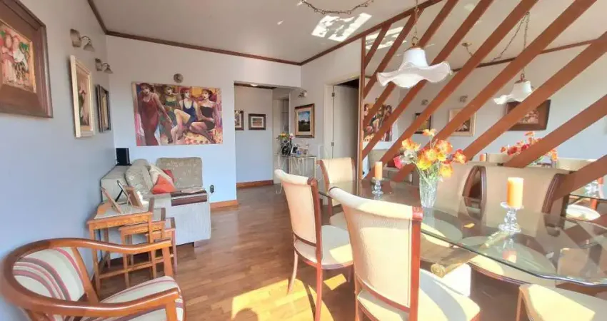 Amplo apartamento de 2 dormitórios, mobiliado, vaga de garagem coberta, estacionamento para visitantes, localizado em rua plana e em condomínio tradicional do bairro!!!