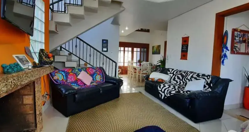 Lindo sobrado em condomínio fechado, bem ensolarado e arejado!!!