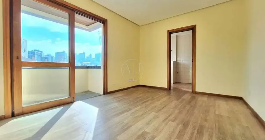 APARTAMENTO DE 1 DORMITÓRIO, 47,79m PRIVATIVOS, AMPLA SACADA JUNTO AO LIVING, VISTA DEFINIDA, SOL NORTE E VAGA DE GARAGEM COBERTA E ESCRITURADA!! PRÉDIO REFORMADO E COM ELEVADOR. PARA MORADIA OU INVES