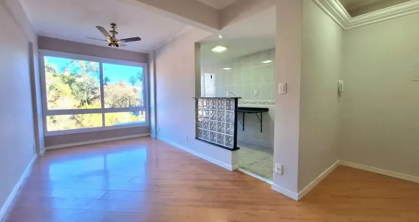 Apartamento desocupado de 1 dormitório | reformado ✅ com linda vista definida para um parque | e no coração do bairro menino deus.