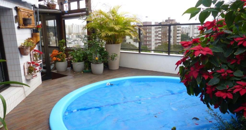 LINDA COBERTURA 3 DORMITÓRIOS COM MUITO SOL, PISCINA E PRÓXIMO DO G.N.U PETRÓPOLIS.