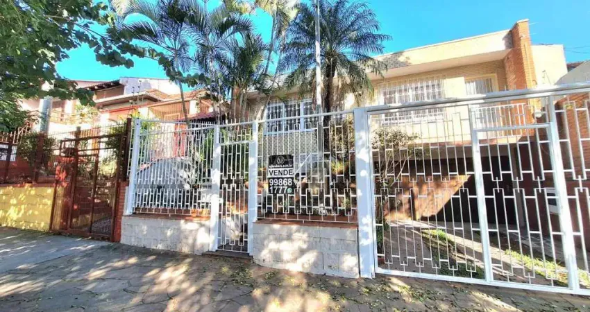 AMPLA RESIDÊNCIA COM PÁTIO, ÓTIMA DISTRIBUIÇÃO DAS PEÇAS, LAREIRA, CHURRASQUEIRA, POSIÇÃO SOLAR EXECELENTE E COM 4 VAGAS DE GARAGEM.