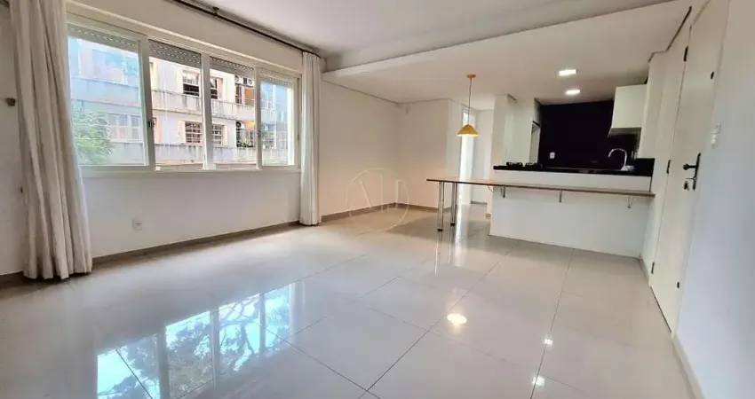 Desocupado!!! apartamento de 2 dormitórios de frente, reformado, dependência (home office), vaga carro e moto + depósito. elevador e gás central. zona plana!!!