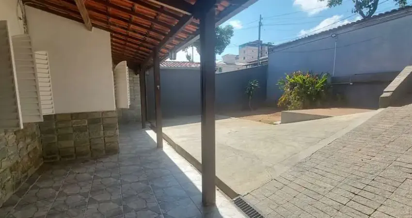 Casa com 3 quartos para alugar na Rua Lírios Do Campo, Etelvina Carneiro, Belo Horizonte