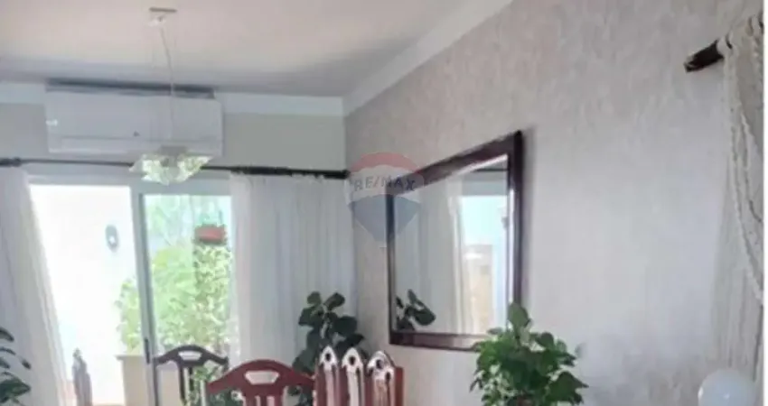 Casa em condomínio com 3 quartos, sendo 1 suíte e reformada. Vila do Golf.