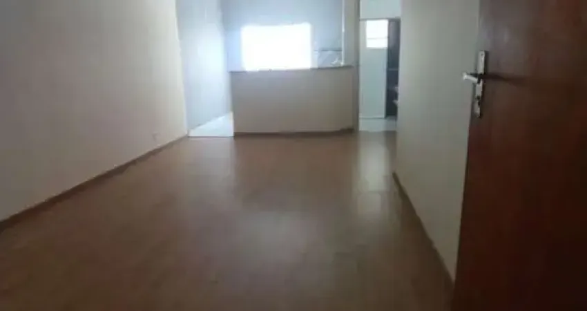 Kitnet com 01 dormitório com embutidos e cozinha americana.