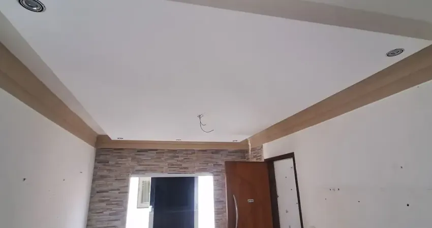 Vende se apartamento espaçoso com  2/4, sendo 1 suíte.