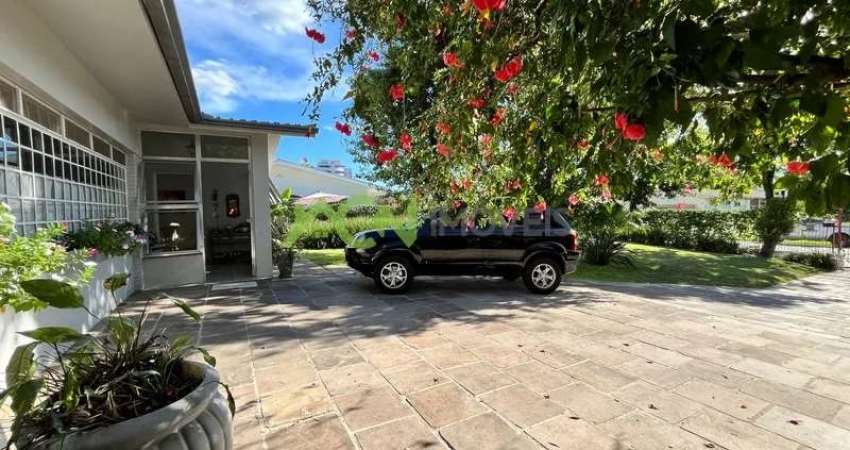 Casa com 3 dormitórios, sendo 2 suítes, amplo pátio com piscina, no Centro de Estância Velha
