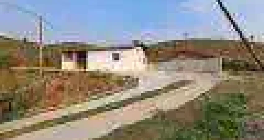 Linda chácara com 2 casas, rede elétrica e árvores frutíferas, próxima ao centro de jambeiro.