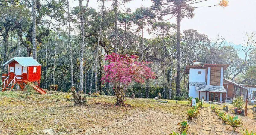 Refúgio na serra: casa com lagos e cachoeirinha em campos do jordão