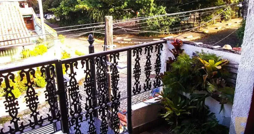 Casa duplex de 354M² com quatro quartos, sendo uma suíte, com três vagas na garagem; Taquara - ACEITA FINANCIAMENTO