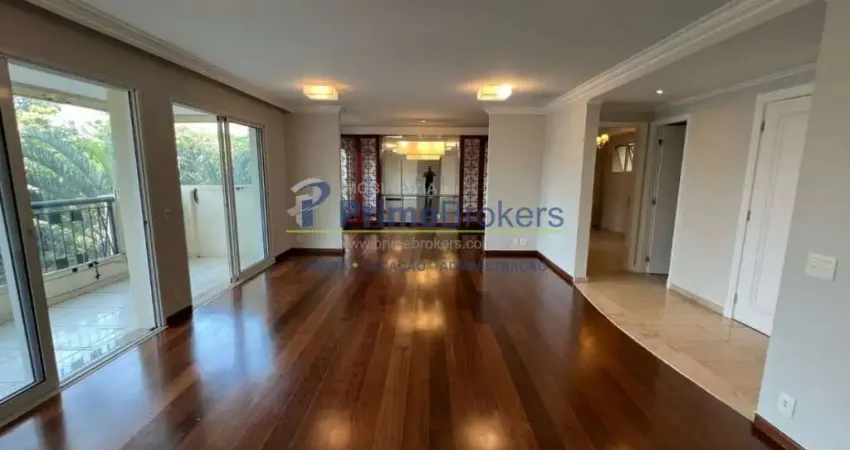 Este apartamento de 220 m² oferece um espaço amplo e confortável, ideal para famílias que buscam qua
