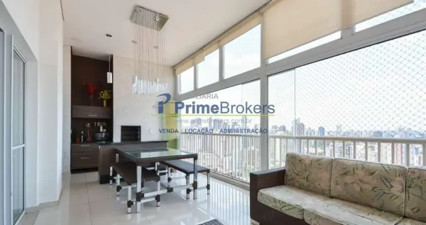 Este espaçoso apartamento de 137 m² conta com três suítes, quatro banheiros e duas vagas de garagem.