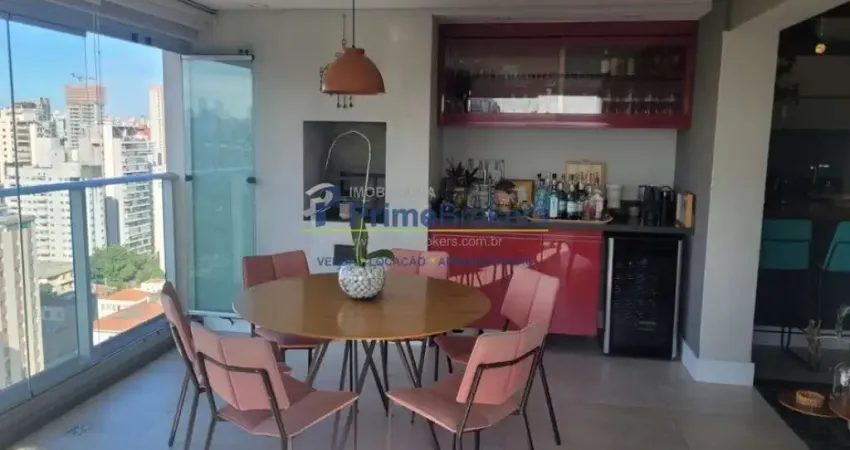 Com 90 m² de área privativa, o imóvel conta com 2 suítes, 3 banheiros e 2 vagas de garagem, perfeito