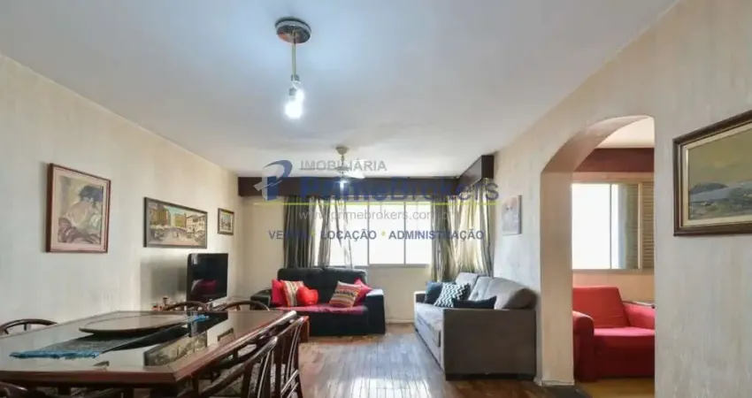 O imóvel oferece 3 dormitórios, sendo 1 suíte, e 3 banheiros, além de uma vaga de garagem.