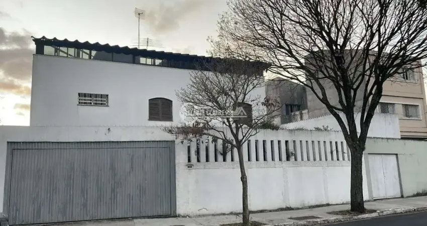 Sobrado de 266m² na vila madalena disponível - 4 dormitórios, com uma suíte e 6 vagas de garagem.