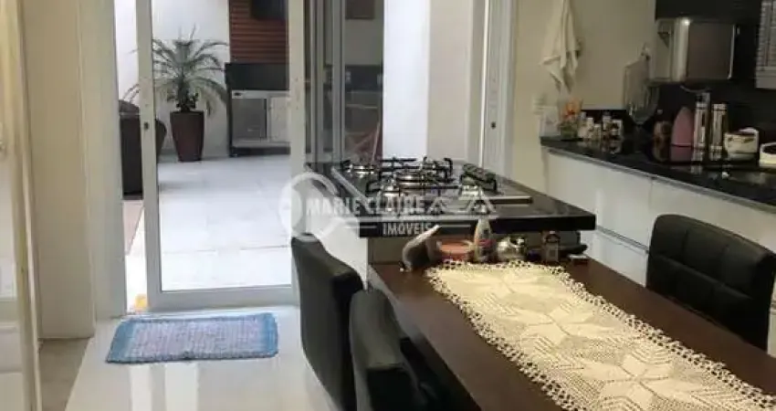 Sobrado á venda com 3 suítes e 4 vagas – condomínio chácara das flores.