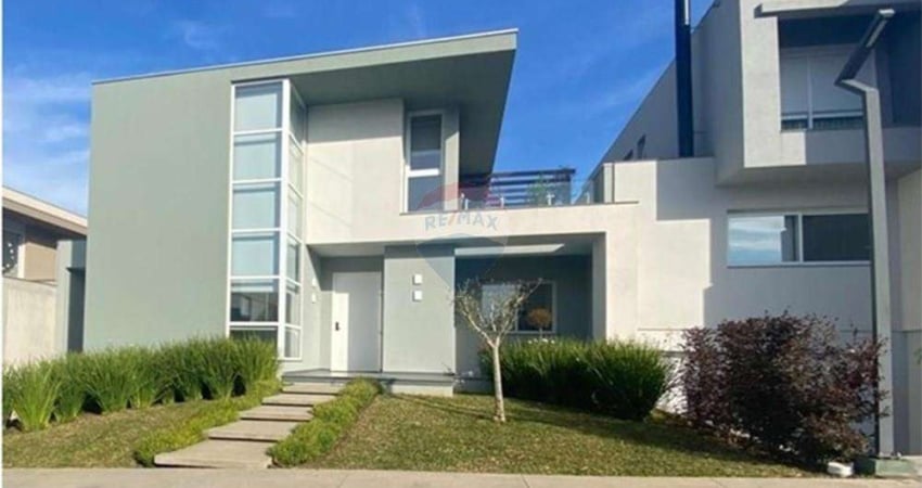 Casa em condomínio fechado Le Parc em Caxias do Sul. 3 suítes, vista incrível, espaço gourmet, piso aquecido e garagem para 5 carros.