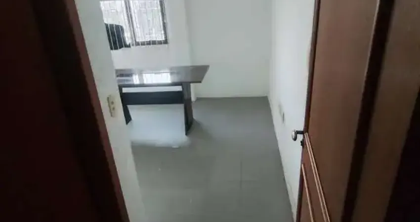 Aluga duplex com ótimo espaço, contendo banheiro, cozinha e sala de jantar.